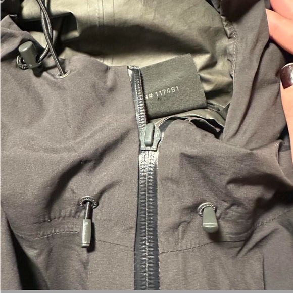 Mammut black waterproof shell jacket 🖤 size S (zipper issue) - Picture 3 of 4